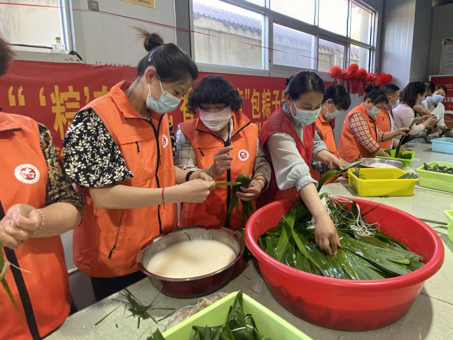 青口供電所黨支部聯(lián)合生產(chǎn)生活服務(wù)中心分會(huì)、黃沙坨社區(qū)，共同舉辦“悠悠艾草香 濃濃端午情”系列活動(dòng)。.png